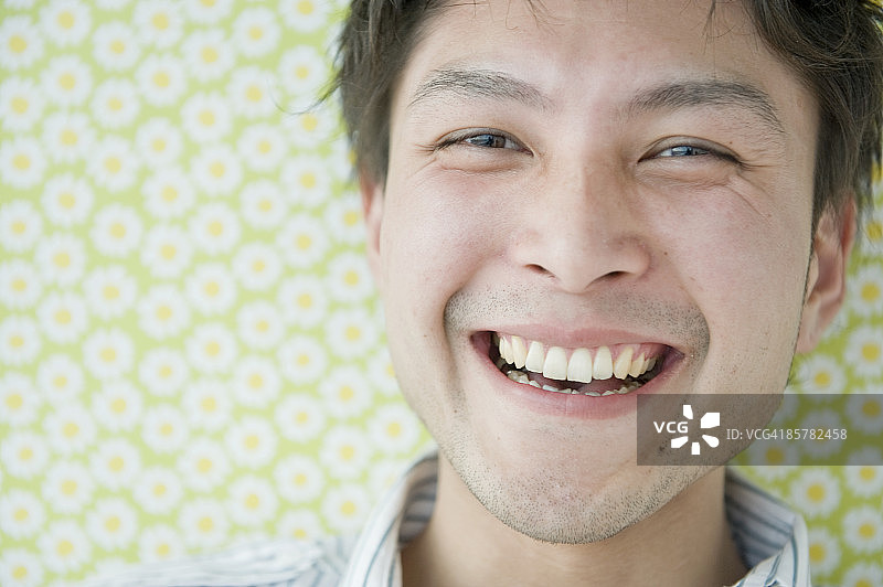 微笑的日本青年男子肖像图片素材