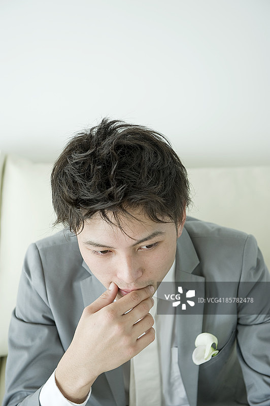 高角度拍摄沉思的新郎图片素材
