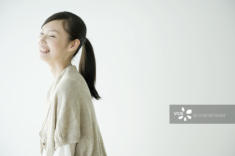 微笑的日本年轻女子侧面图片素材