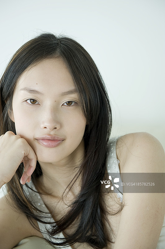 在沙发上放松的日本女人特写图片素材