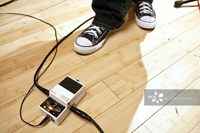 吉他效果器旁的脚图片素材