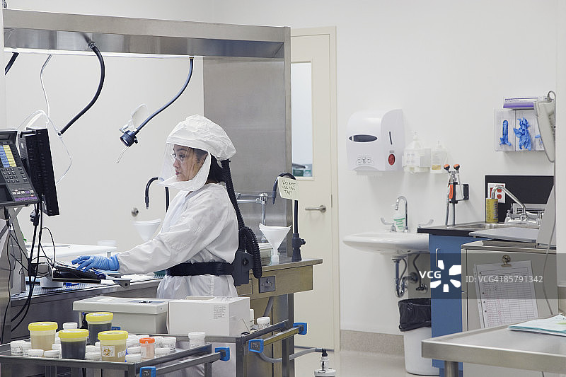 在实验室解剖组织的组织学家图片素材