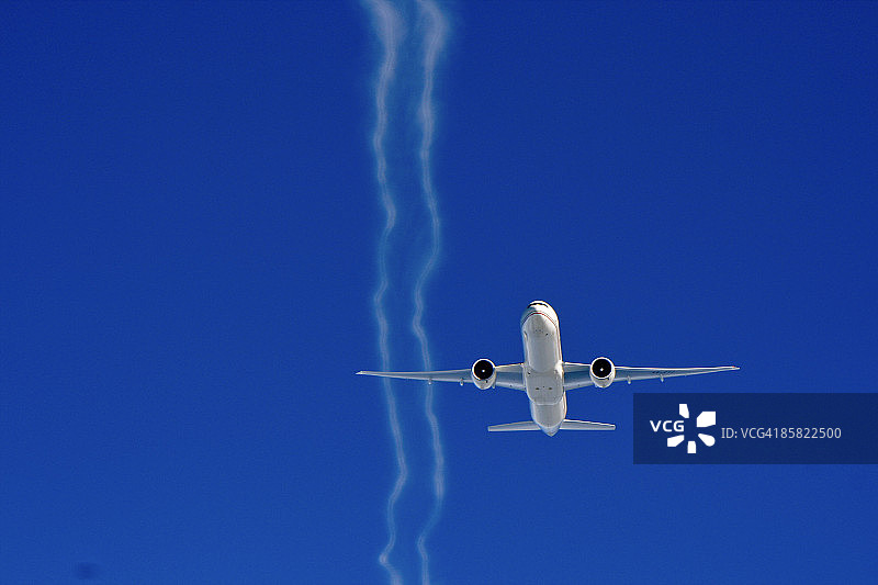 阿提哈德航空波音777蓝色凝结尾迹图片素材