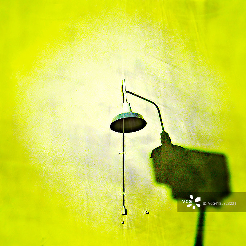 黄色墙壁上的灯具图片素材