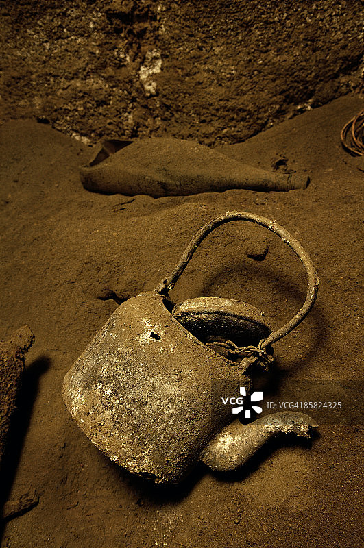 硫磺岛医院洞穴里的茶壶图片素材