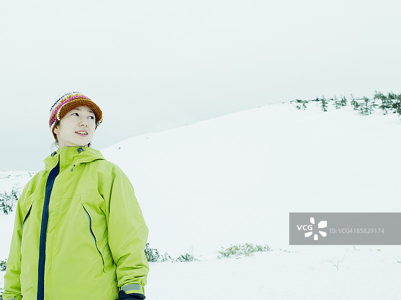 女人和雪景图片素材