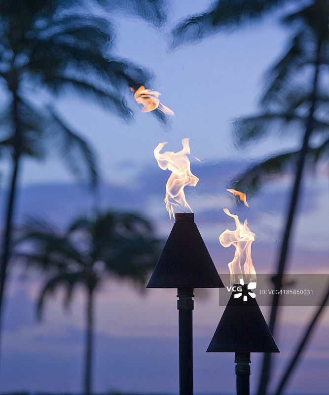 日落时的提基火炬图片素材