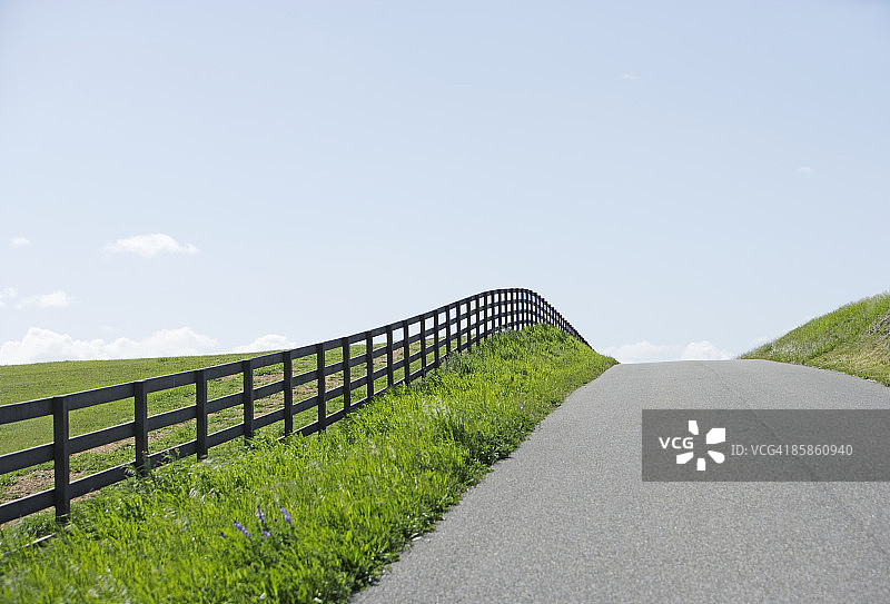 牧场与道路之间的栅栏图片素材