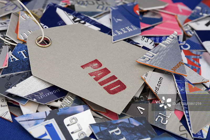 信用卡碎片上的“已支付”标签图片素材