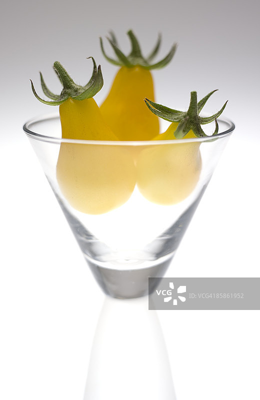 三个黄色梨番茄图片素材