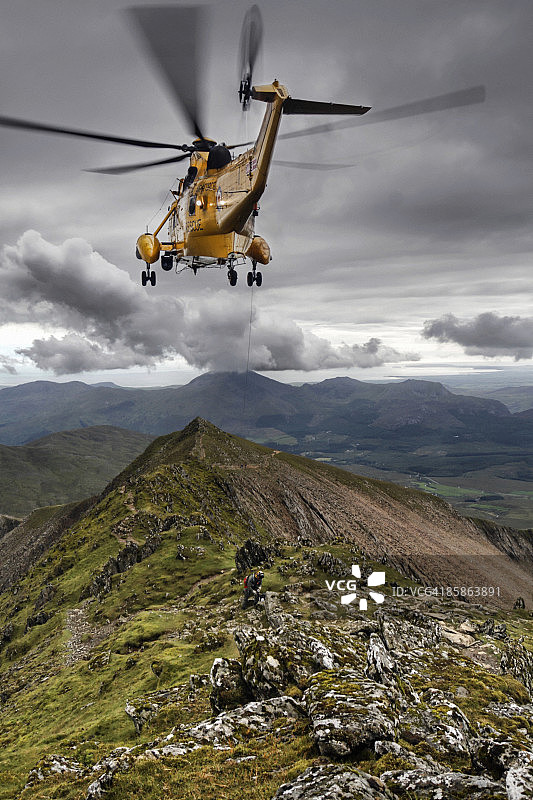直升机救援受伤登山者图片素材