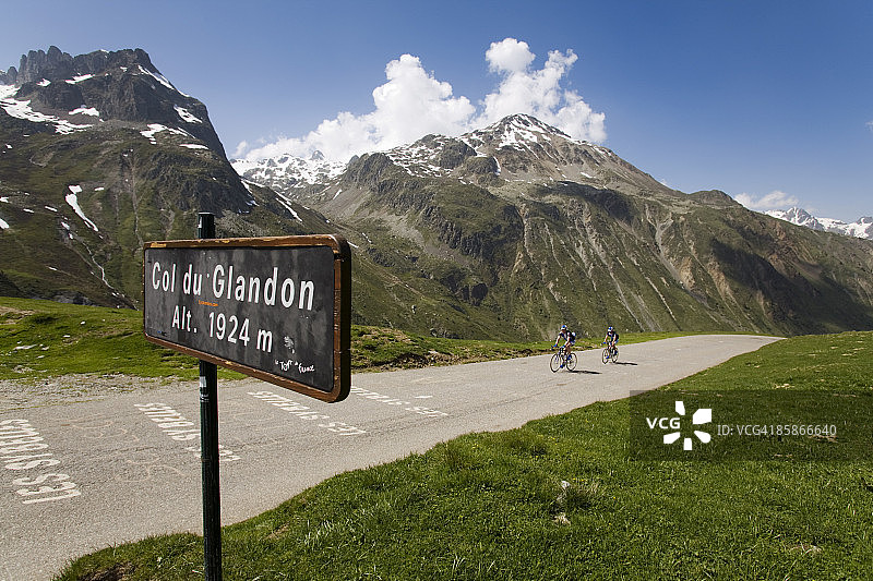 骑自行车的人接近Col du Glandon山顶图片素材