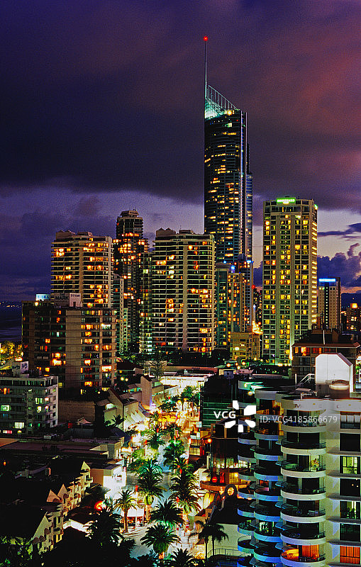 暮色下的Q1大厦高层公寓图片素材