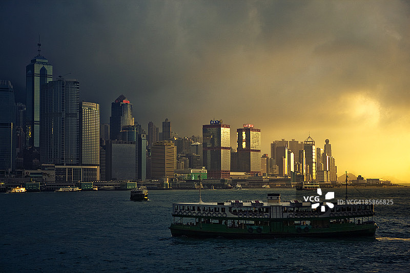 渡轮和香港岛海滨与摩天大楼图片素材