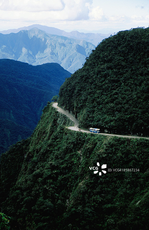 行驶在世界最危险公路上的巴士图片素材