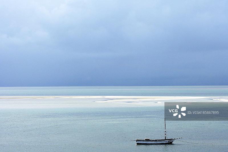 停泊在莫桑比克维兰库洛斯海岸的渔船图片素材