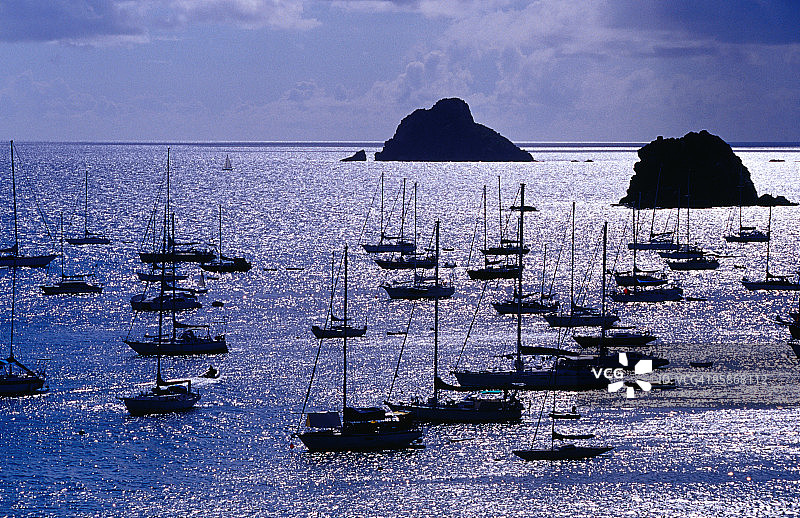 加勒比海上的游艇和 Les Gros Islets 剪影图片素材