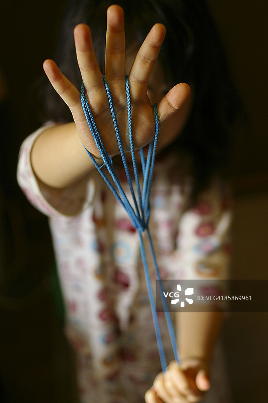 女孩玩翻绳游戏图片素材