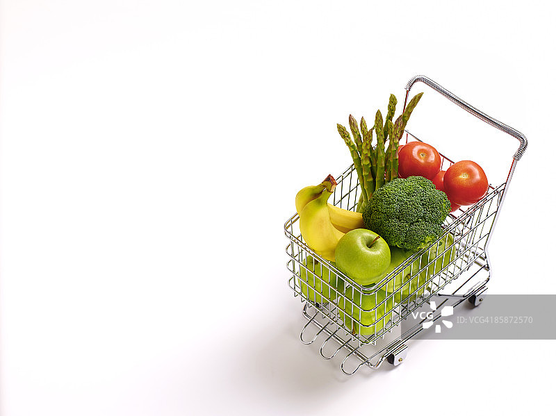 超市购物车中的5种水果和蔬菜图片素材