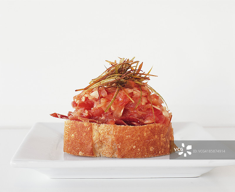 哈蒙火腿佐炒香料和炸韭葱图片素材
