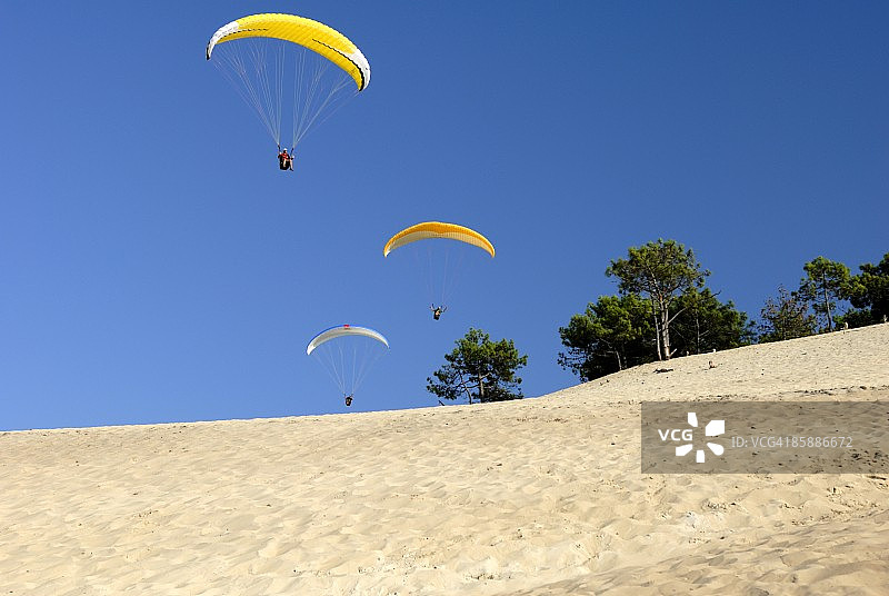 滑翔机掠过皮拉沙丘图片素材