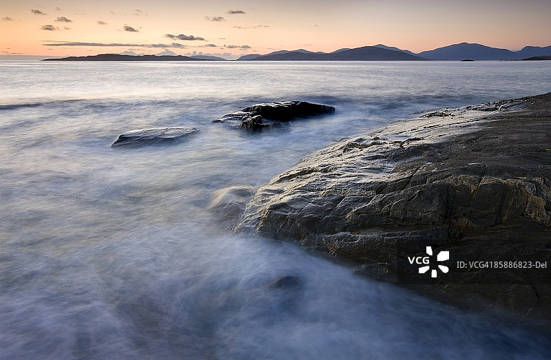 从哈里斯岛博韦海滩眺望塔兰西岛和北哈里斯山丘的黄昏景色，外赫布里底群岛，苏格兰，英国，欧洲图片素材