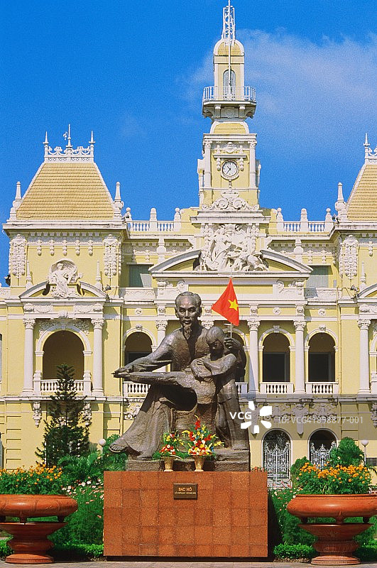 越南胡志明市：城市大厅前的胡志明雕像图片素材