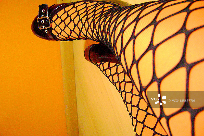 穿着渔网袜的人腿图片素材