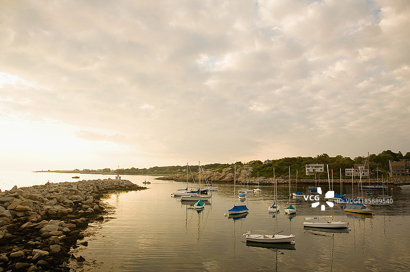 日出时分熊皮颈港的船只图片素材