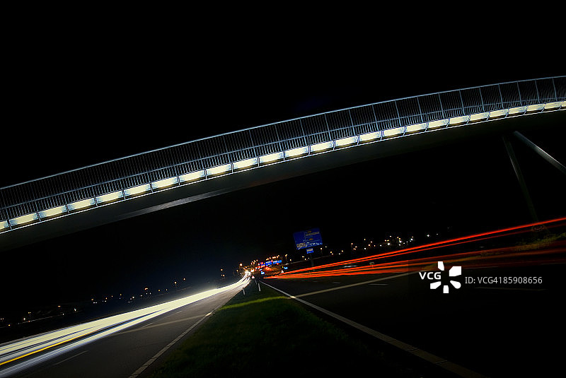 高速公路上的光迹图片素材