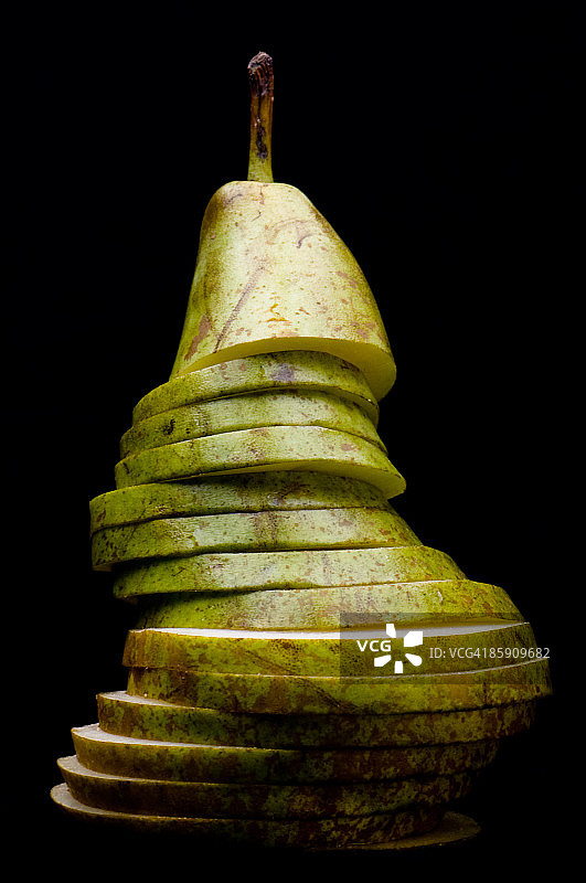 黑色背景上的梨图片素材