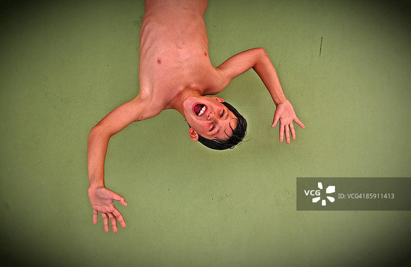 倒立的男孩图片素材