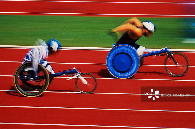 运动中的截瘫运动员（模糊运动）图片素材