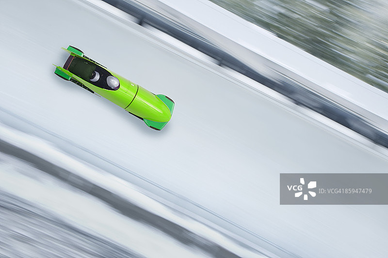 雪橇在赛道上飞驰（带运动模糊效果）图片素材