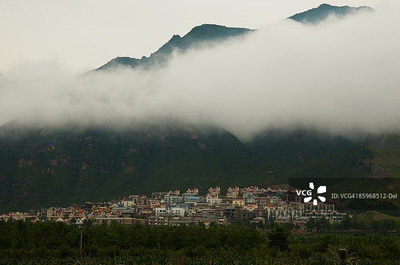 藏族聚居区雨后图片素材
