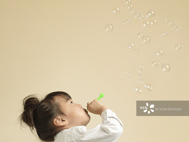 玩肥皂泡泡的女孩图片素材