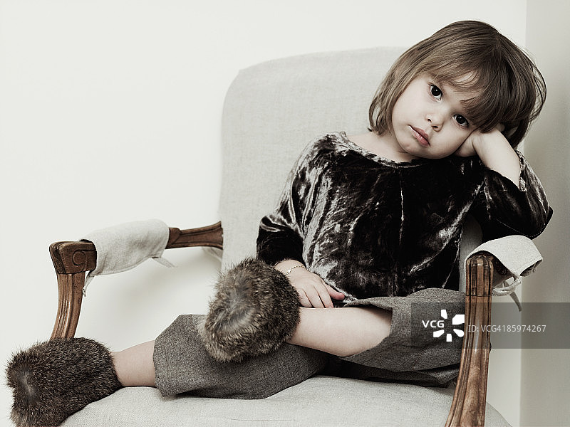 穿着兔子拖鞋的年轻女孩图片素材