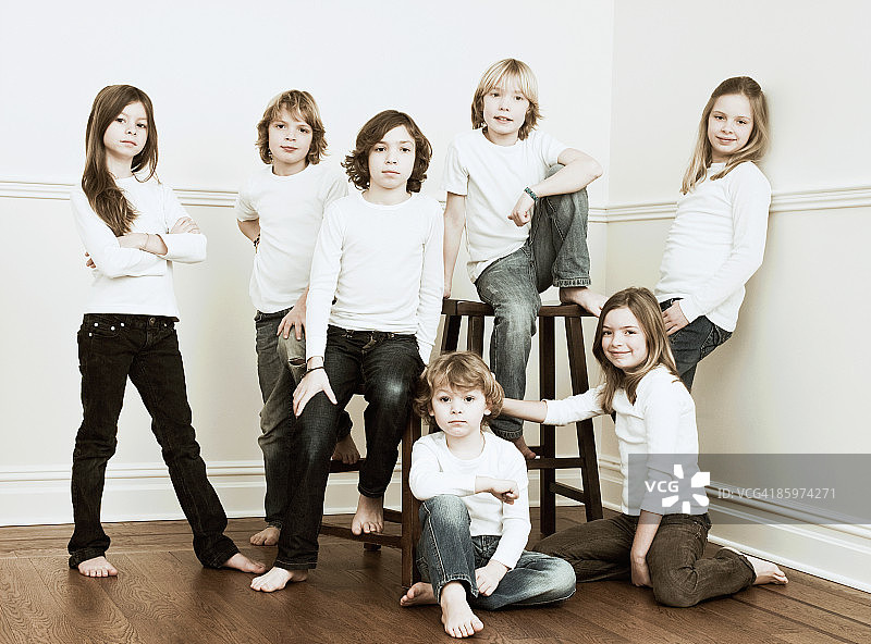 一群摆姿势的年轻孩子图片素材