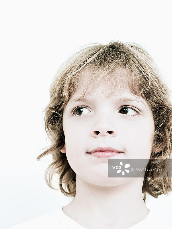 一个年轻人的肖像图片素材