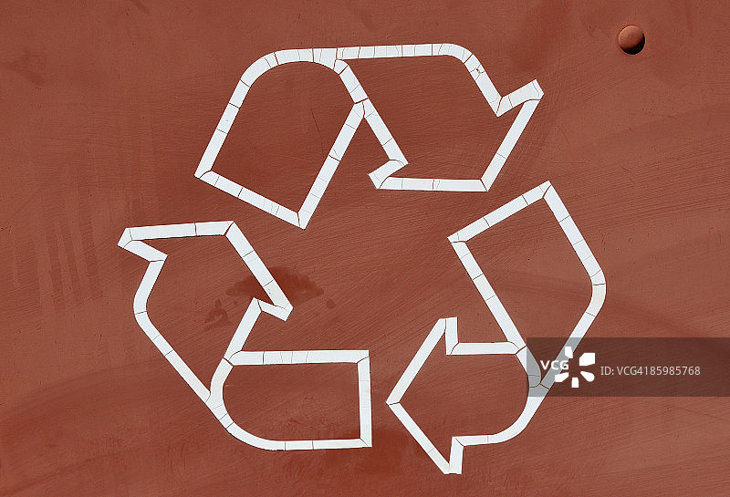 垃圾箱上的回收标志特写图片素材