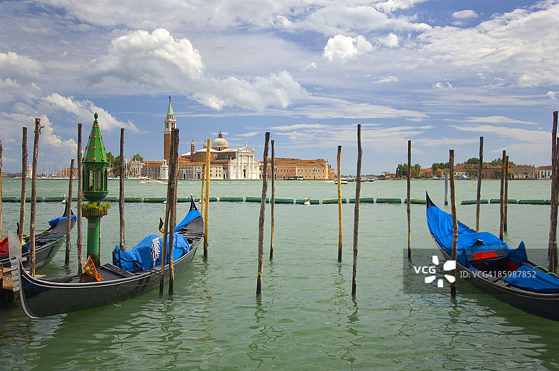 贡多拉和圣乔治马焦雷岛水景图片素材