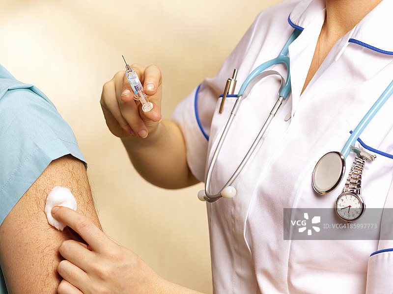 60岁老人接种流感疫苗图片素材