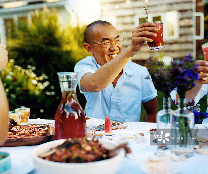 在户外派对上敬酒的男人图片素材