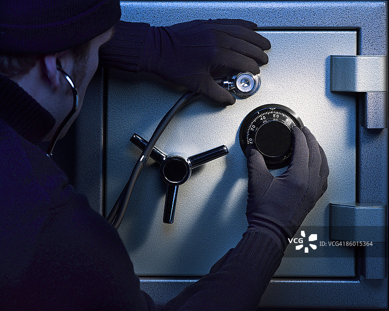 男人撬保险箱图片素材