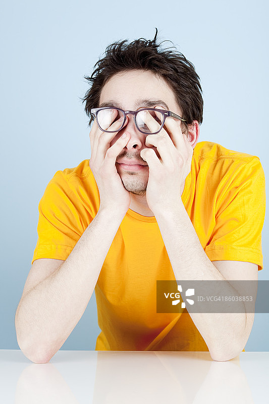 穿着彩色衬衫的书呆子图片素材