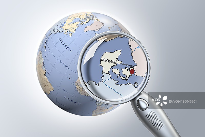 放大镜显示地球仪上的丹麦特写图片素材