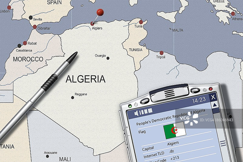 在显示信息的阿尔及利亚地图上的PDA图片素材