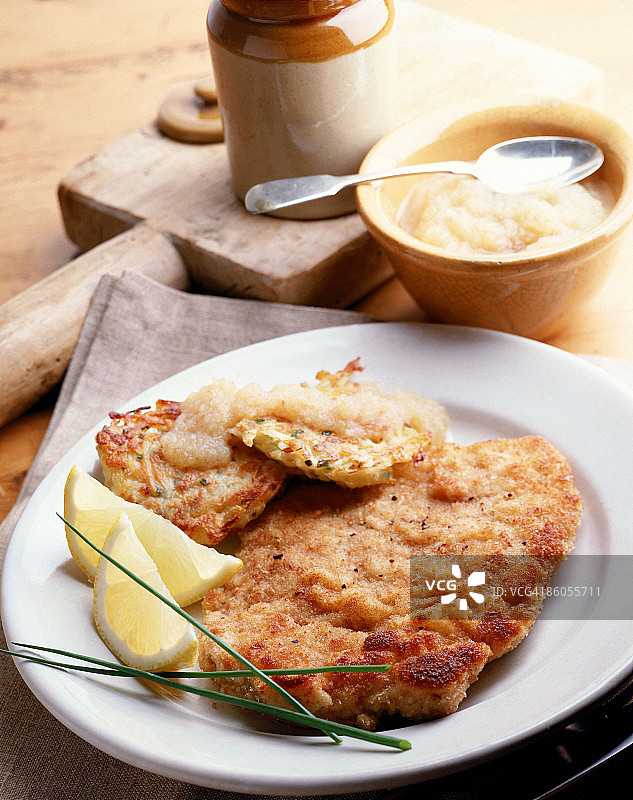 米兰炸鸡排配土豆饼图片素材