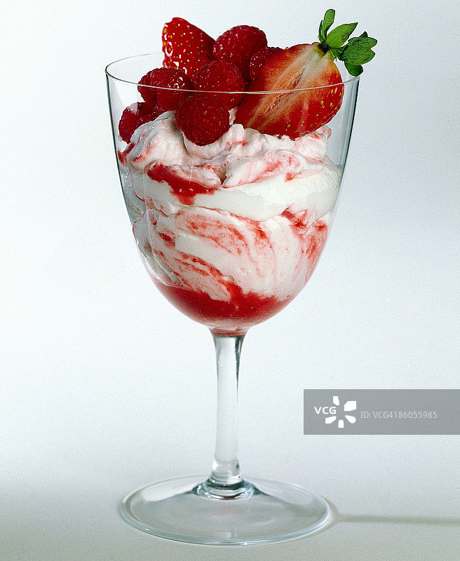 树莓草莓酸奶漩涡图片素材