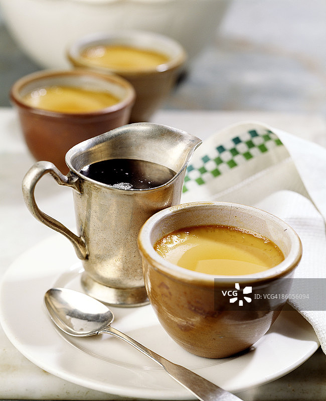 焦糖奶油冻和糖浆图片素材